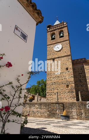 Wunderschöne Kirche San Martin im Almonaster La Real in der Provinz Huelva, Andalusien, Spanien. Stockfoto