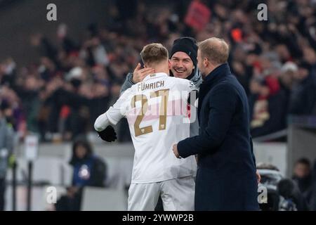 Tor zum 3:1 durch Chris Fuehrich (VfB Stuttgart #27), Jubel, Torjubel jubel mit David Krecidlo (VfB Stuttgart, Co-Trainer), Sebastian Hoeness, Trainer (VfB Stuttgart, Cheftrainer) GER, VfB Stuttgart gegen BSC Young Boys Bern, Fussball, Herren, UEFA Champions League, 6. Spieltag, Spielzeit 2024/2025, 11.12.2024, Foto: Eibner-Pressefoto/Wolfgang Frank Stockfoto