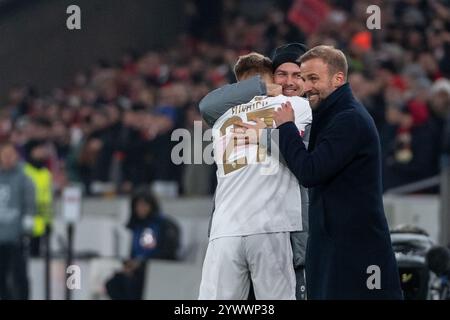 Tor zum 3:1 durch Chris Fuehrich (VfB Stuttgart #27), Jubel, Torjubel jubel mit David Krecidlo (VfB Stuttgart, Co-Trainer), Sebastian Hoeness, Trainer (VfB Stuttgart, Cheftrainer) GER, VfB Stuttgart gegen BSC Young Boys Bern, Fussball, Herren, UEFA Champions League, 6. Spieltag, Spielzeit 2024/2025, 11.12.2024, Foto: Eibner-Pressefoto/Wolfgang Frank Stockfoto