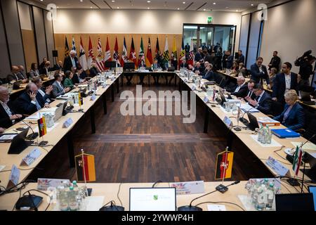 Berlin, Deutschland. Dezember 2024. Kurz vor Beginn der Ministerpräsidenten-Konferenz (MPK) in Berlin sitzen Ministerpräsidenten und Begleitpersonen an Tischen. Quelle: Hannes P. Albert/dpa/Alamy Live News Stockfoto