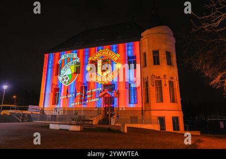 Pilsen, Tschechische Republik. Dezember 2024. Lichtshow in der Nähe des Stadions vor dem Spiel FC Viktoria Plzeň gegen Manchester United UEFA Europa League in der Doosan Arena, Pilsen, Tschechien am 11. Dezember 2024 Credit: Every Second Media/Alamy Live News Stockfoto