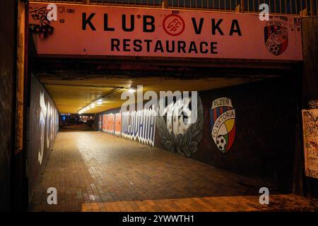 Pilsen, Tschechische Republik. Dezember 2024. Geschmückter Tunnel in der Nähe des Stadions vor dem Spiel FC Viktoria Plzeň gegen Manchester United UEFA Europa League in der Doosan Arena, Pilsen, Tschechien am 11. Dezember 2024 Credit: Every Second Media/Alamy Live News Stockfoto