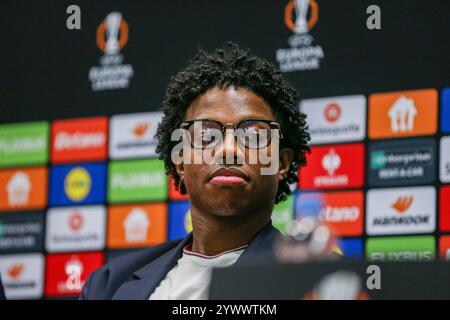 Pilsen, Tschechische Republik. Dezember 2024. Manchester United-Verteidiger Tyrell malacia (12) während der Pressekonferenz des Manchester United FC vor dem Spiel FC Viktoria Plzeň gegen Manchester United UEFA Europa League in der Doosan Arena, Pilsen, Tschechien am 11. Dezember 2024 Credit: Every Second Media/Alamy Live News Stockfoto