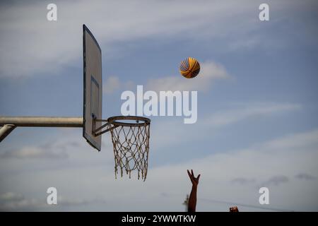Basketball auf dem Weg zum Basketball Stockfoto