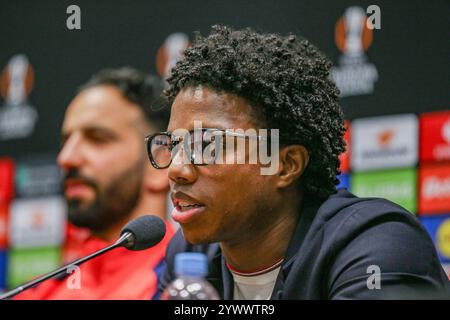 Pilsen, Tschechische Republik. Dezember 2024. Manchester United-Verteidiger Tyrell malacia (12) während der Pressekonferenz des Manchester United FC vor dem Spiel FC Viktoria Plzeň gegen Manchester United UEFA Europa League in der Doosan Arena, Pilsen, Tschechien am 11. Dezember 2024 Credit: Every Second Media/Alamy Live News Stockfoto