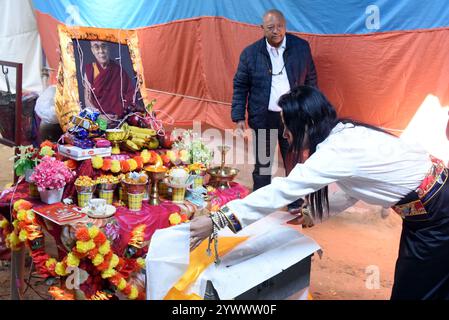 Bikaner, Indien. Dezember 2024. Tibetische Flüchtlinge zollen dem 14. Dalai Lama Tenzin Gyatso Tribut, der 1989 anlässlich des Menschenrechtstages den Friedensnobelpreis erhielt. (Foto: Dinesh Gupta/Pacific Press) Credit: Pacific Press Media Production Corp./Alamy Live News Stockfoto