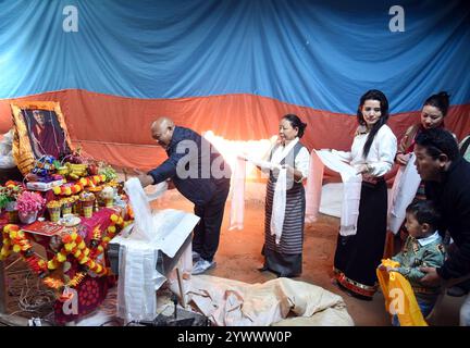 Bikaner, Indien. Dezember 2024. Tibetische Flüchtlinge zollen dem 14. Dalai Lama Tenzin Gyatso Tribut, der 1989 anlässlich des Menschenrechtstages den Friedensnobelpreis erhielt. (Foto: Dinesh Gupta/Pacific Press) Credit: Pacific Press Media Production Corp./Alamy Live News Stockfoto