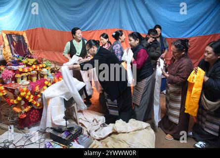 Bikaner, Indien. Dezember 2024. Tibetische Flüchtlinge zollen dem 14. Dalai Lama Tenzin Gyatso Tribut, der 1989 anlässlich des Menschenrechtstages den Friedensnobelpreis erhielt. (Foto: Dinesh Gupta/Pacific Press) Credit: Pacific Press Media Production Corp./Alamy Live News Stockfoto