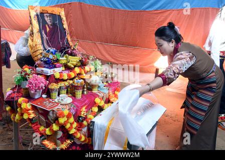 Bikaner, Indien. Dezember 2024. Tibetische Flüchtlinge zollen dem 14. Dalai Lama Tenzin Gyatso Tribut, der 1989 anlässlich des Menschenrechtstages den Friedensnobelpreis erhielt. (Foto: Dinesh Gupta/Pacific Press) Credit: Pacific Press Media Production Corp./Alamy Live News Stockfoto