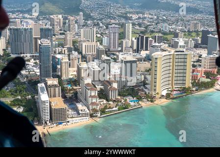 Hawaii: Unser Hubschrauberrundflug um die Insel O'Ahu. Wiakiki Bay Uferpromenade und das Sheraton Hotel Stockfoto
