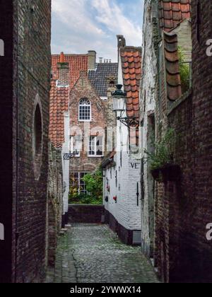 Malerische, malerische Häuser in engen Kopfsteinpflasterstraßen oder Straßen, Brügge, Belgien Stockfoto