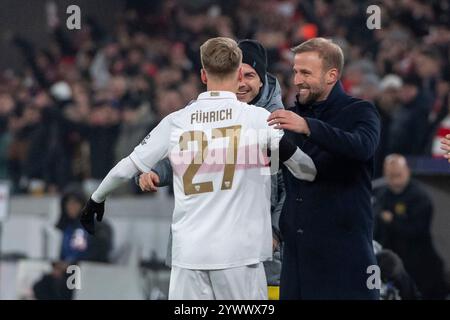 Stuttgart, Deutschland. Dezember 2024. Tor zum 3:1 durch Chris Fuehrich (VfB Stuttgart #27), Jubel, Torjubel jubel mit David Krecidlo (VfB Stuttgart, Co-Trainer), Sebastian Hoeness, Trainer (VfB Stuttgart, Cheftrainer) GER, VfB Stuttgart gegen BSC Young Boys Bern, Fussball, Herren, UEFA Champions League, 6. Spieltag, Spielzeit 2024/2025, 11.12.2024, Foto: Eibner-Pressefoto/Wolfgang Frank Credit: dpa/Alamy Live News Stockfoto