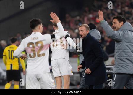 Stuttgart, Deutschland. Dezember 2024. Tor zum 3:1 durch Chris Fuehrich (VfB Stuttgart #27), Jubel, Torjubel jubel mit David Krecidlo (VfB Stuttgart, Co-Trainer), Sebastian Hoeness, Trainer (VfB Stuttgart, Cheftrainer) Fabian Rieder (VfB Stuttgart, #32) GER, VfB Stuttgart vs. BSC Young Boys Bern, Fussball, Herren, UEFA Champions League, 6. Spieltag, Spielzeit 2024/2025, 11.12.2024, Foto: Eibner-Pressefoto/Wolfgang Frank Credit: dpa/Alamy Live News Stockfoto