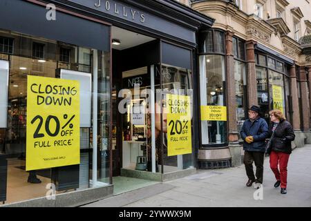 Bath, UK. Dezember 2024. Das berühmte Kaufhaus Jollys in der Milsom Street in Bath ist zu schließen. Derzeit vom House of Fraser, das in den letzten Jahren unter schwierigen Handelsbedingungen stand, geführt, stehen alle Schilder für Aktien, die gehen müssen, in den Fenstern. Der Laden wurde Anfang der 1800er Jahre eröffnet Das Gebäude gehört Bath and North East Somerset Council. Der Shop wird voraussichtlich im Februar 2025 geschlossen. Quelle: JMF News/Alamy Live News Stockfoto