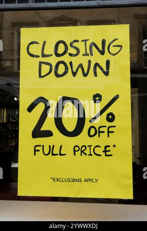 Bath, UK. Dezember 2024. Das berühmte Kaufhaus Jollys in der Milsom Street in Bath ist zu schließen. Derzeit vom House of Fraser, das in den letzten Jahren unter schwierigen Handelsbedingungen stand, geführt, stehen alle Schilder für Aktien, die gehen müssen, in den Fenstern. Der Laden wurde Anfang der 1800er Jahre eröffnet Das Gebäude gehört Bath and North East Somerset Council. Der Shop wird voraussichtlich im Februar 2025 geschlossen. Quelle: JMF News/Alamy Live News Stockfoto
