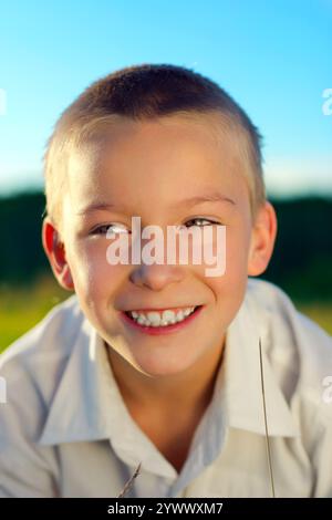 Porträt des fröhlichen Jungen im Freien Stockfoto