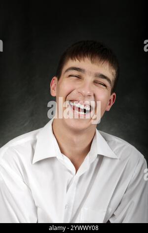 Happy Young man Porträt auf schwarzem Hintergrund Stockfoto