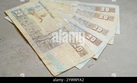 Ägyptische Banknoten auf einer Betonoberfläche, die abgenutzte 20-Pfund-Scheine der ägyptischen Zentralbank darstellen. Stockfoto