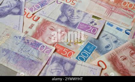 Schwedische Banknoten mit farbenfroher schwedischer Krone-Währung mit verschiedenen Stückelungen und Porträts in einer detaillierten Nahaufnahme. Stockfoto