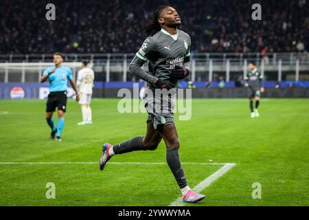 Mailand, Italien, Italien. Dezember 2024. Rafael LEAO vom AC Milan feiert sein Tor während des Spiels der UEFA Champions League, League Phase MD6 zwischen AC Milan und Crvena Zvezda am 11. Dezember 2024 im San Siro Stadion in Mailand. (Kreditbild: © Matthieu Mirville/ZUMA Press Wire) NUR REDAKTIONELLE VERWENDUNG! Nicht für kommerzielle ZWECKE! Stockfoto