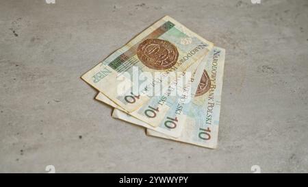 Polnische Banknoten Zloty auf einer Betonoberfläche, die die polnische Währung hervorhebt Stockfoto