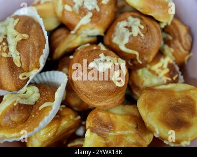 Brezelbrötchen mit Käse sind ein beliebter Snack zwischen den Mahlzeiten Stockfoto