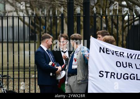 Belfast, Vereinigtes Königreich 12/12/2024 Dennis Kuvaldins, 22, Ethan Cunningham, 20, und Seamus Wagner, 18 Verlassen Des Belfast Magistrates Court. Drei Studenten der Queens University Belfast verließen das Gericht in Laganside, nachdem sie wegen eines Protests an der Universität im November angeklagt wurden, bei dem einige palästinensische Solidaritätsprotestierende mit der Polizei zusammenstießen. Proteste vor Belfast Magistrates Court, als drei Studenten der Queens University Anklagen ausgesetzt sind Belfast Northern Ireland Credit:HeadlineX/Alamy Live News Stockfoto