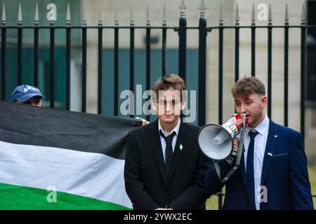 Belfast, Vereinigtes Königreich 12/12/2024 Dennis Kuvaldins, 22, Ethan Cunningham, 20, und Seamus Wagner, 18 Verlassen Des Belfast Magistrates Court. Drei Studenten der Queens University Belfast verließen das Gericht in Laganside, nachdem sie wegen eines Protests an der Universität im November angeklagt wurden, bei dem einige palästinensische Solidaritätsprotestierende mit der Polizei zusammenstießen. Proteste vor Belfast Magistrates Court, als drei Studenten der Queens University Anklagen ausgesetzt sind Belfast Northern Ireland Credit:HeadlineX/Alamy Live News Stockfoto