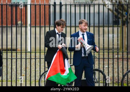 Belfast, Vereinigtes Königreich 12/12/2024 Dennis Kuvaldins, 22, Ethan Cunningham, 20, und Seamus Wagner, 18 Verlassen Des Belfast Magistrates Court. Drei Studenten der Queens University Belfast verließen das Gericht in Laganside, nachdem sie wegen eines Protests an der Universität im November angeklagt wurden, bei dem einige palästinensische Solidaritätsprotestierende mit der Polizei zusammenstießen. Proteste vor Belfast Magistrates Court, als drei Studenten der Queens University Anklagen ausgesetzt sind Belfast Northern Ireland Credit:HeadlineX/Alamy Live News Stockfoto