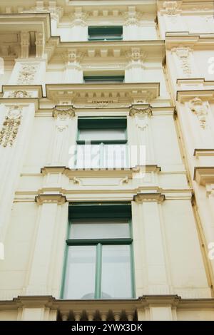 Wien, Österreich - 12. Mai 2019: Elitehaus, Nahaufnahme der Fenster. Fenster im Raw von unten nach oben. Alte Architektur des Wohnhauses Stockfoto