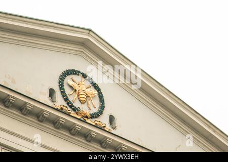 Wien, Österreich - 12. Mai 2019: Fassade mit nahem Logobild einer Biene der erste Bank ist eine österreichische Einzelhandelsbank mit Hauptsitz in Wien. Älteste Bank von Stockfoto