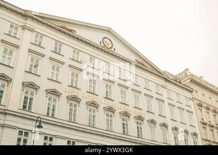 Wien, Österreich - 12. Mai 2019: Fassade mit Logo der erste Bank ist eine österreichische Einzelhandelsbank mit Hauptsitz in Wien. Älteste Bank der Finanzgruppe erste Stockfoto