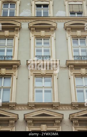 Wien, Österreich - 12. Mai 2019: Fenster des schönen Palastes, Nahaufnahme Foto. Alte Architektur von Wohngebäuden. Europäische Architektur von Stockfoto