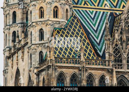 Wien, Österreich - 12. Mai 2019: Blick auf den oberen Teil des Stephansdoms, Österreich, Nahaufnahme. Der Stephansdom ist ein Wahrzeichen und Wahrzeichen Stockfoto