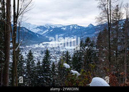 Schnee bedeckt die Täler des Tagernsees, Bayern, und schafft eine ruhige Winterlandschaft. Majestätische Berge erheben sich im Hintergrund und bieten einen atemberaubenden Atem Stockfoto