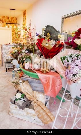 Blumenparadies mit lebhaften Arrangements und charmantem Dekor in einer gemütlichen Boutique Stockfoto