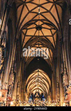 Wien, Österreich - 12. Mai 2019: Römisch-katholische Kirche mit geätzten Glasfenstern und barockem Ornament im gotischen Stil. Das Innere des St. Stephen's Stockfoto