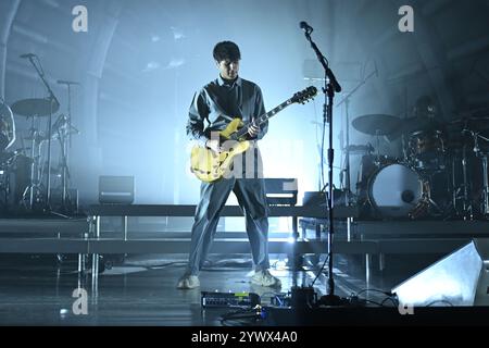 UK. Dezember 2024. LONDON, ENGLAND - 11. DEZEMBER: Ezra Koenig von „Vampire Weekend“, Auftritt an der Brixton Academy am 11. Dezember 2024 in London, England. CAP/MAR © MAR/Capital Pictures Credit: Capital Pictures/Alamy Live News Stockfoto