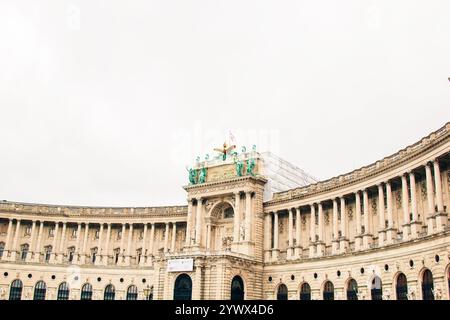 Wien, Österreich - 12. Mai 2019: Herrlicher Blick auf die Hofburg tagsüber verstärkt Tageslicht die imposante Fassade. Großformat Stockfoto