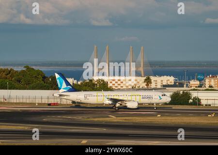 TAP Azores Airlines A321-251N Passagierflugzeug Taxi auf der Landebahn im Humberto Delgado Flughafen in Lissabon Stockfoto