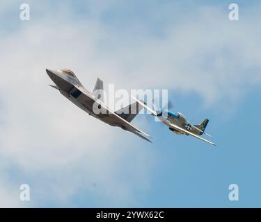 Eine F-22 Raptor und P-51 Mustang fliegen in Formation auf der 2023 Wings Over Homestead Airshow. Stockfoto