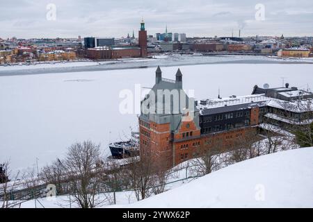 Schnee bedeckt die Landschaft in Stockholm und unterstreicht die wunderschöne Architektur entlang des Ufers. Stockfoto
