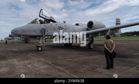 US Air Force Airman 1st Class Kayla Mendoza, rechts, Waffenlehrling der 25th Fighter Generation Squadron, beobachtet einen A-10 Thunderbolt II beim Start Stockfoto