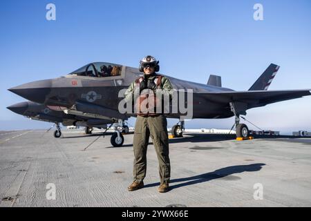 US-Marines mit Marine Fighter Attack Squadron (VMFA) 211, Marine Aircraft Group 13, 3rd Marine Aircraft Wing führen Deck-Qualifikationen an Bord der Stockfoto