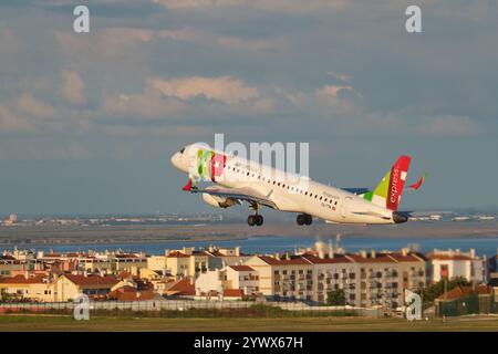 TAP Air Portugal Airbus Embraer E195AR Passagierflugzeug startet am Flughafen Humberto Delgado in Lissabon Stockfoto