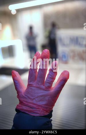 Bimingham, England, Großbritannien. Dezember 2024. Aktivisten protestieren im Empfangsbereich des Bürogebäudes, während Unterstützer während der Demonstration ihre rot bedeckten Hände auf das Glas drücken. Pro-palästinensische Aktivisten zielen auf die Versicherungsbüros der Allianz in ihrem Colmore Building in Birmingham, die den Empfangsbereich besetzen und draußen protestieren. Sie zielen auf die Allianz ab, weil sie das israelische Rüstungsunternehmen Elbit Systems versichern und in das israelische Rüstungsunternehmen Elbit Systems investieren und entschlossen sind, den Druck des direkten Handelns aufrecht zu erhalten, damit es zu einem großen Nachteil wird, mit ihnen zusammenzuarbeiten. Sie verlangen, dass die Firma Elbit Systems abwirft. Stockfoto