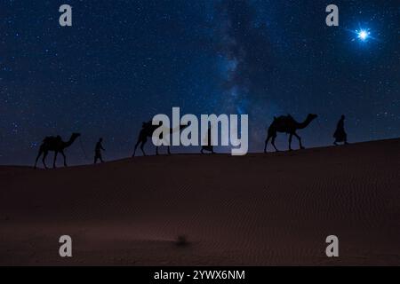 Drei Weisen, drei Könige folgen dem Bethlehem-Stern in der Nacht Stockfoto