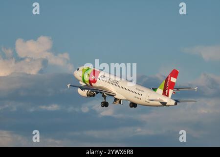 TAP Air Portugal Passagierflugzeug des Airbus A320-214 startet am Flughafen Humberto Delgado in Lissabon Stockfoto