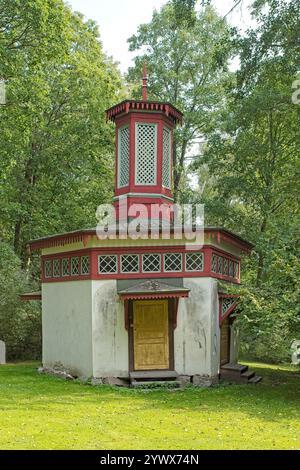 Alte kaiserliche Toilette auf dem Gutshof Träskända bei bewölktem Sommerwetter, Espoo, Finnland. Stockfoto