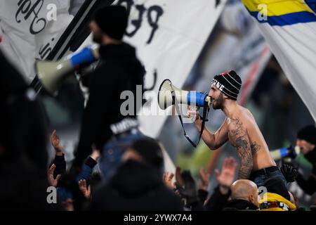 Turin, Italien. 11. Dezember 2024. Fans des Sektors „Curva Sud“ zeigen ihre Unterstützung während des Fußballspiels der UEFA Champions League 2024/25 zwischen Juventus FC und Manchester City FC. Quelle: Nicolò Campo/Alamy Live News Stockfoto